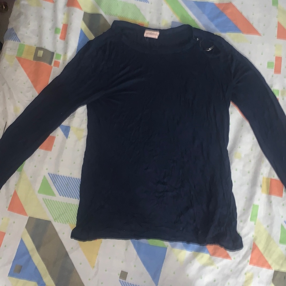 Stretchy blue long sleeve shirt with circle shoulder accessory
